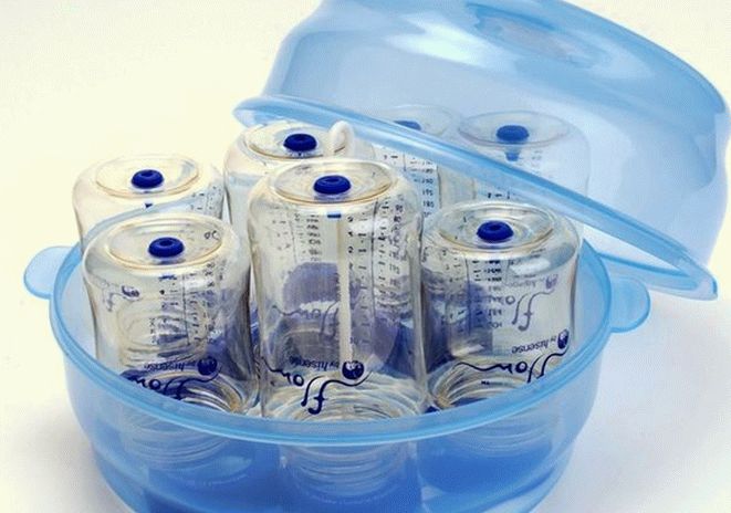 Складывание бутылочек в стерилизатор для микроволновки