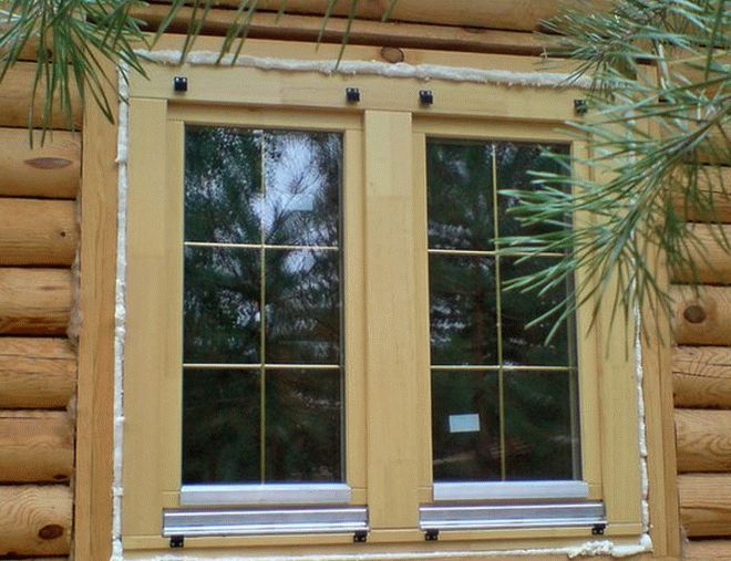 Установка окна из дерева в деревянном доме
