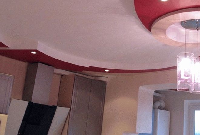 Сложная конструкция потолка из гипсокартона на кухне