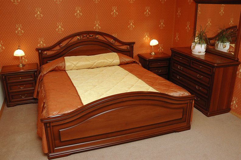 Двуспальная кровать в спальне