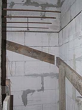 Бетонная лестница в подвал