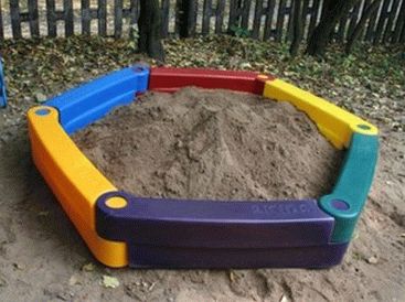 Песочница на детской площадке