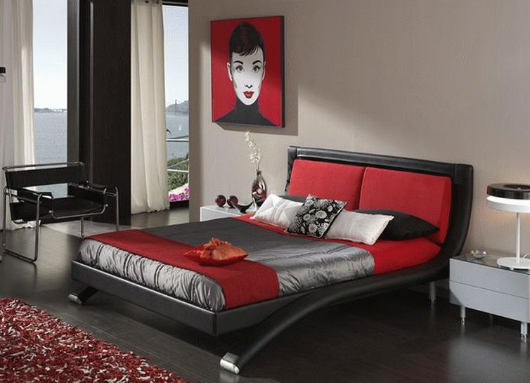 Двуспальная кровать в красном цвете