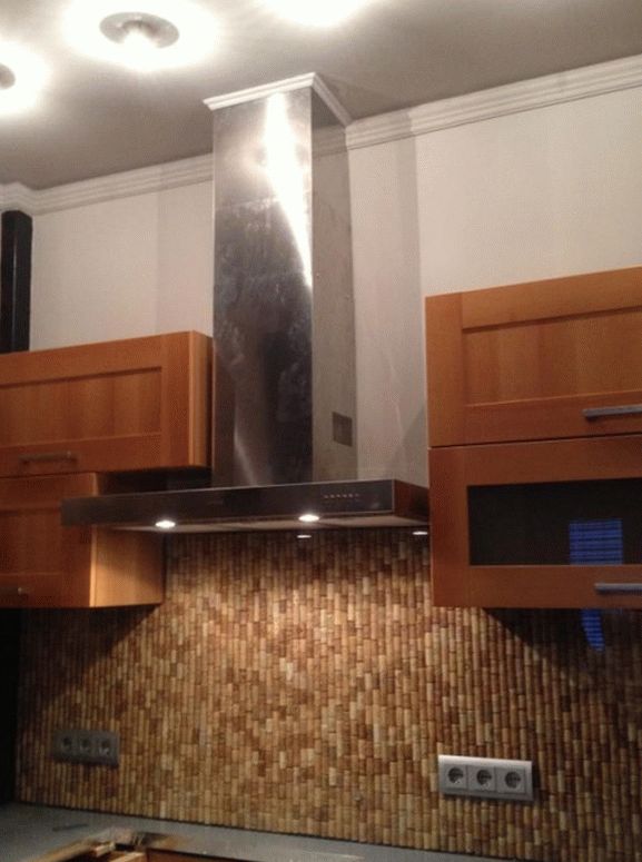 Панель (фартук) из пробок вина над рабочей поверхностью на кухне