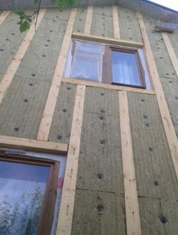Утепление стен деревянного дома и облицовка сайдингом