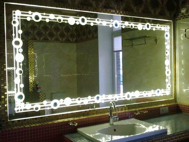 зеркало в ванной с декоративной подсветкой