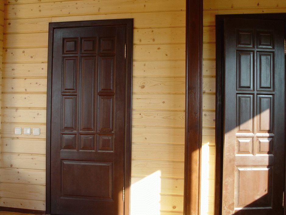 Самодельная деревянная дверь