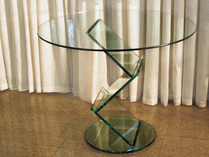 Необычный стеклянный стол