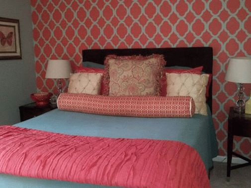 Коралловый цвет в интерьере спальни
