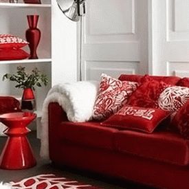 Красно-белый интерьер гостиной фото