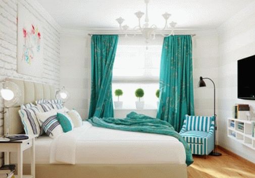 Сочетание бирюзового цвета с белым в интерьере спальни 