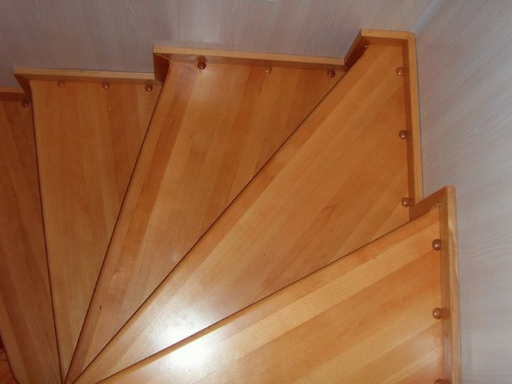 Лестница винтовая деревянная