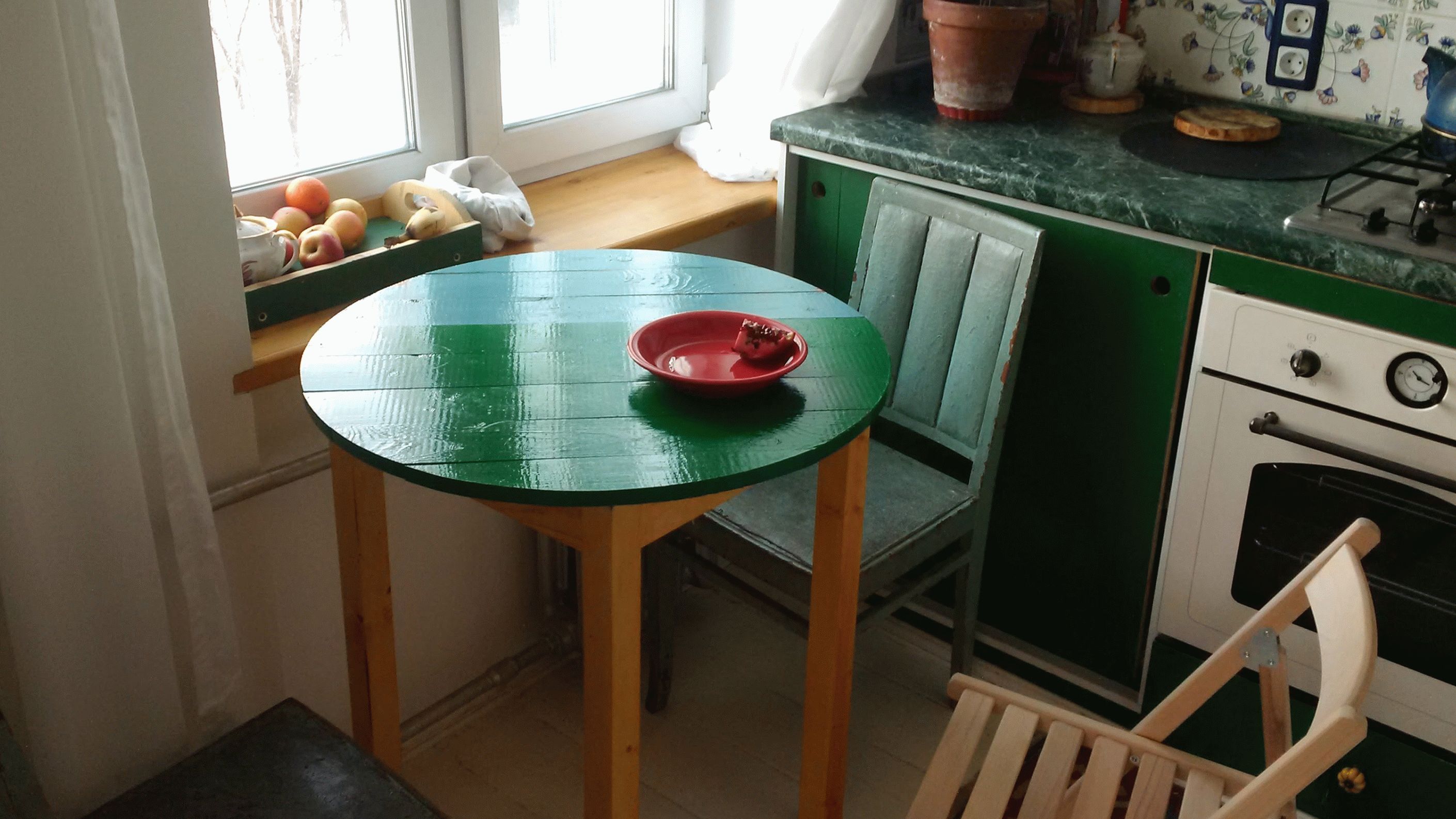 Круглый столик для маленькой кухни