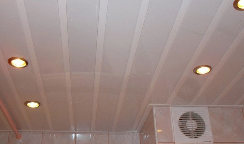 Потолок в ванной из панелей