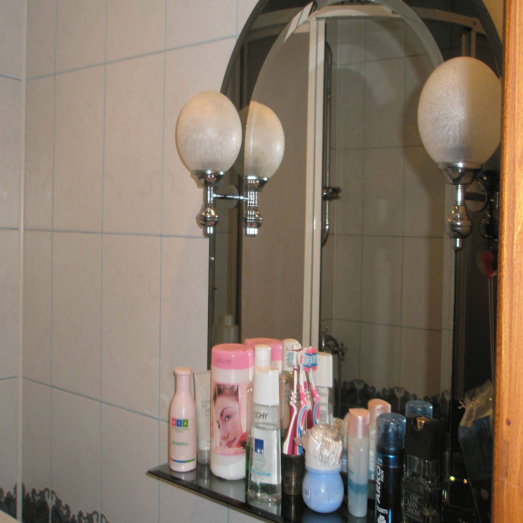 Зеркало с полкой в ванной комнате