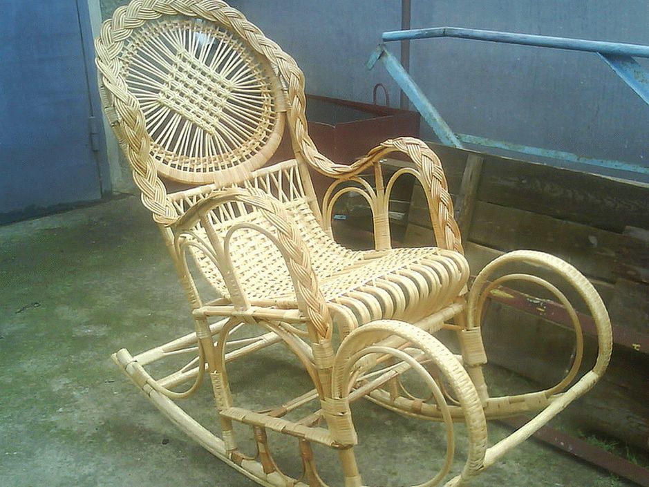 Плетенное кресло