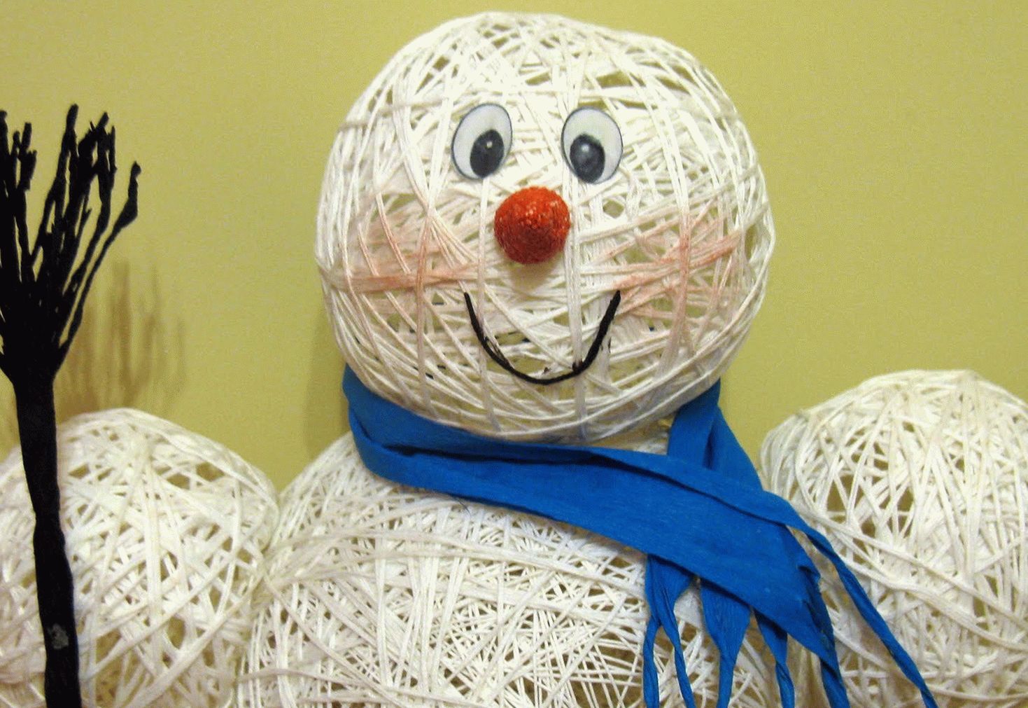 Снеговика можно сделать при помощи воздушных шариков, ниток и клея