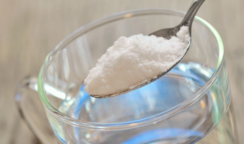 Отмыть гарь снаружи можно раствором из воды и соды