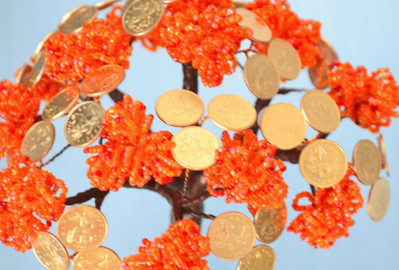 Яркое денежное дерево из бисера с монетами будет радовать взгляды каждый день