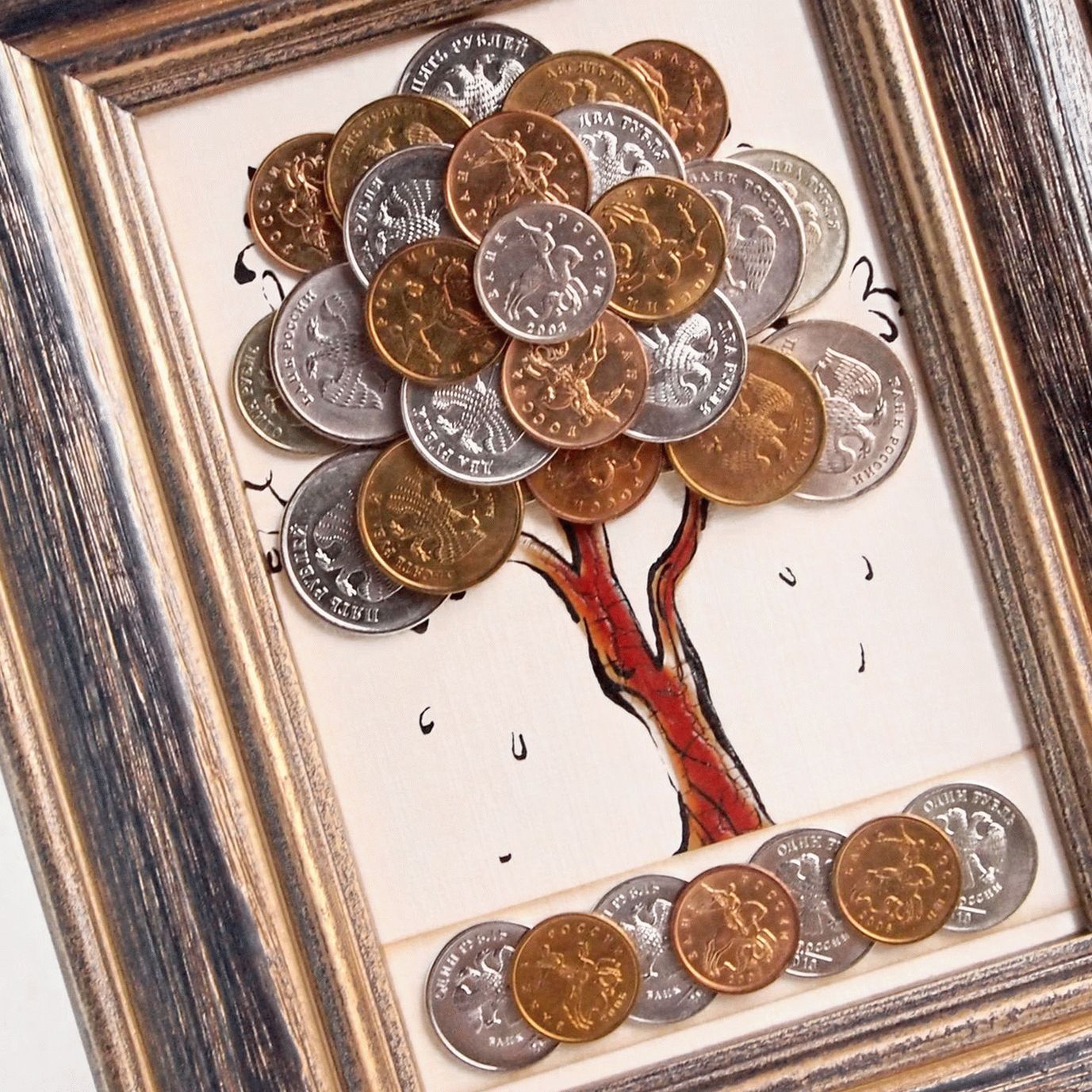 Денежное дерево из монет в «винтажной» рамке выглядит очень привлекательно