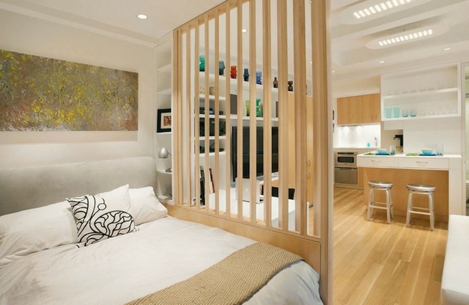 Спальный уголок можно отделить от гостиной с помощью перегородки
