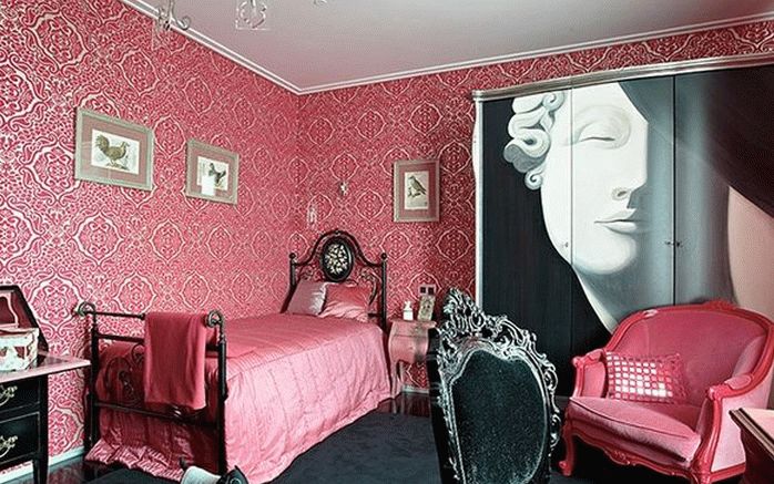 Оригинальное сочетание розового и темных оттенков в интерьере спальни