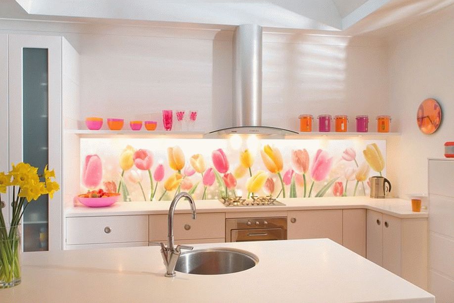 Стеклянный фартук - тюльпаны в интерьере кухни