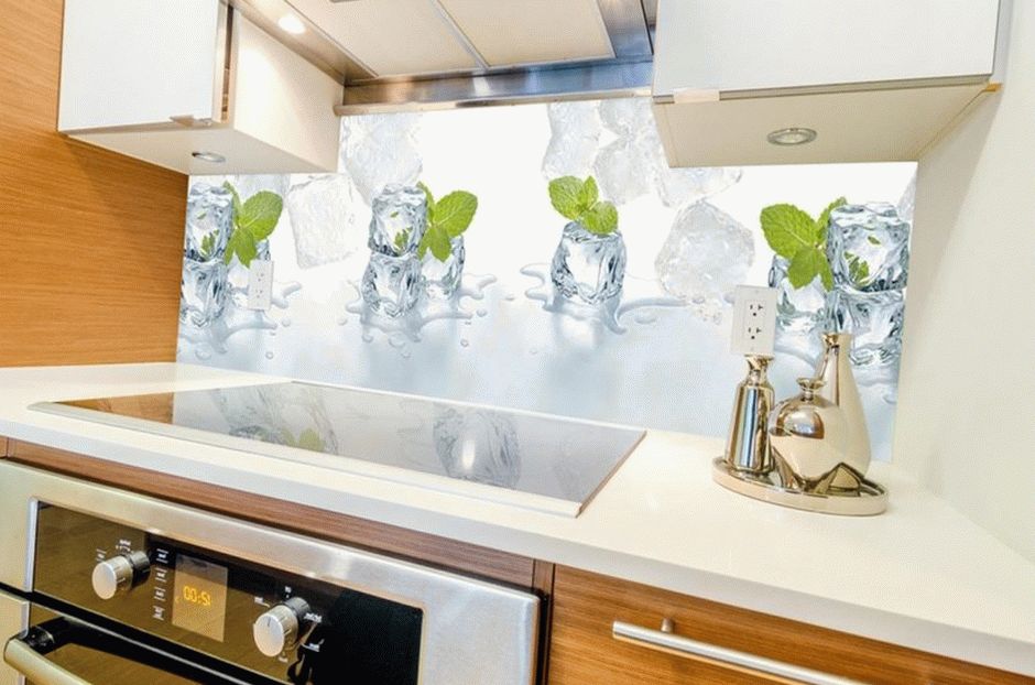 Кубики льда с мятой - фотопечать на фартуке для кухни