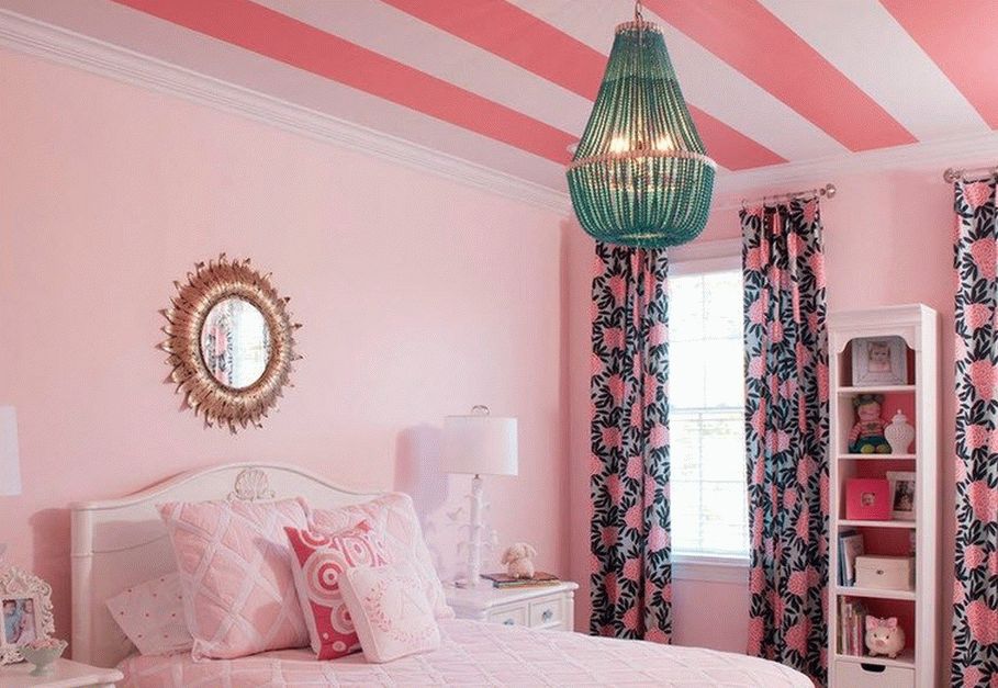 Стильное оформление потолка в розовой спальне