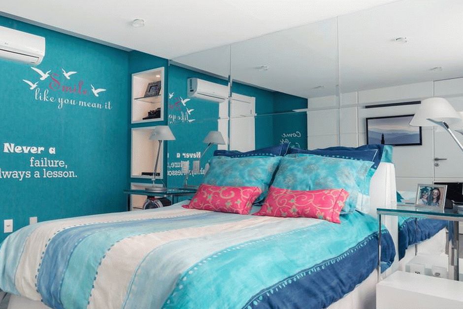 Современный дизайн спальни в сине-зеленой гамме 