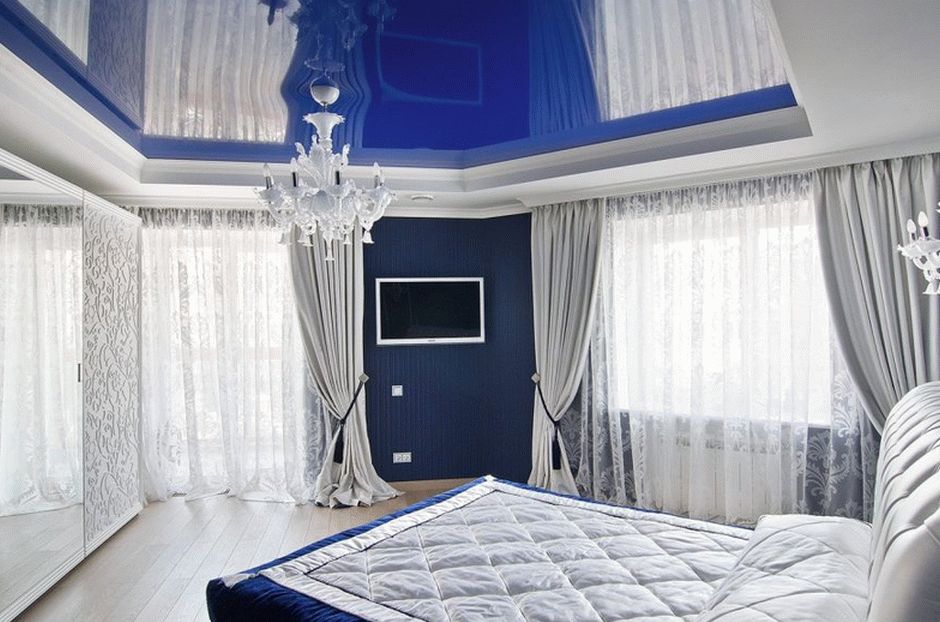 Глянцевый натяжной потолок синего цвета в спальне