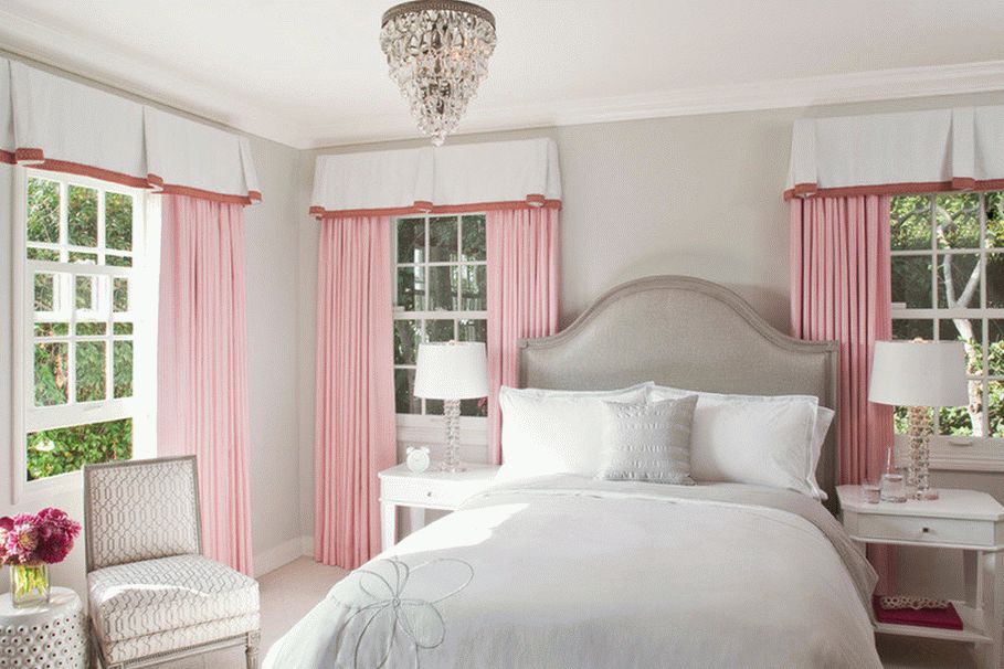 Нежно розовые шторы в спальне