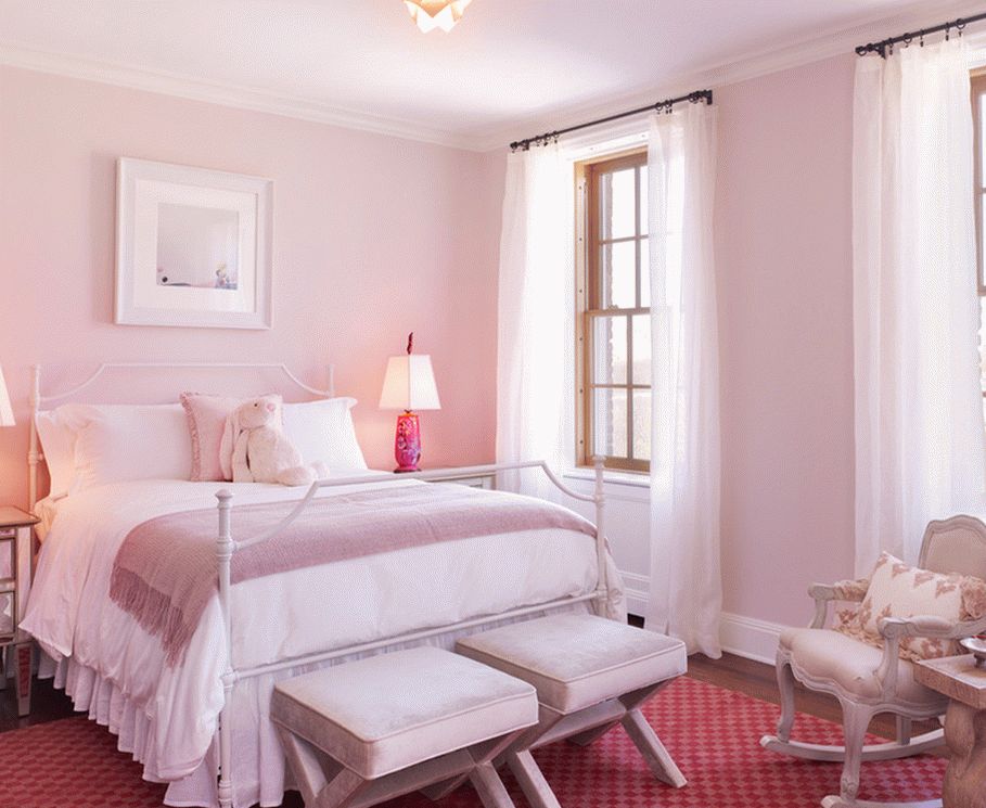 Бледно розовые стены в дизайне спальни